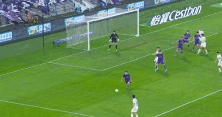 津媒:李永佳被球击中颞部后出现脑震荡症状,下场后眩晕恶心