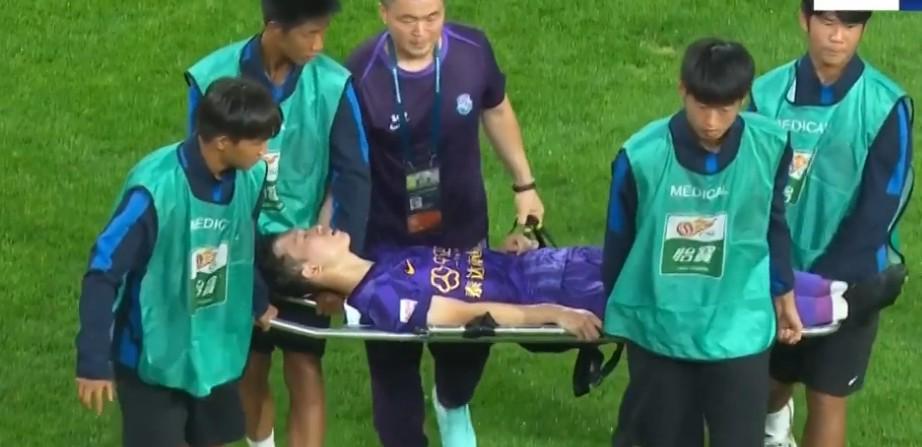 津媒:李永佳被球击中颞部后出现脑震荡症状,下场后眩晕恶心