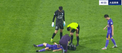 津媒:李永佳被球击中颞部后出现脑震荡症状,下场后眩晕恶心