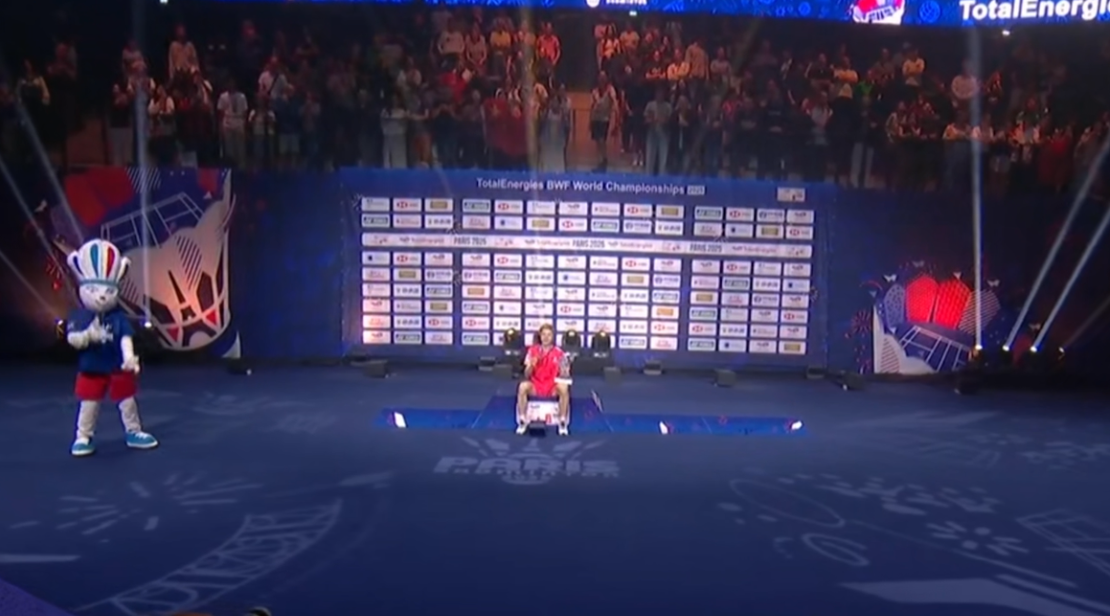 石宇奇夺冠颁奖！赛后喜极而泣，颁奖展喜悦，手握金牌独享颁奖台